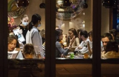 Oamenii continuă să se întâlnească în grupuri mari. Poliţiştii au întrerupt un eveniment la care participau 30 de persoane