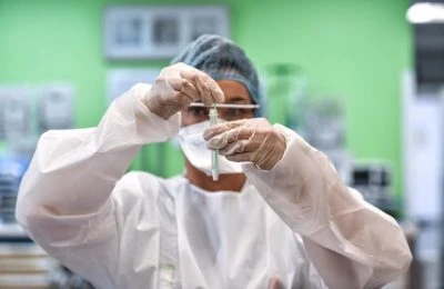 Fişa postului la fel ca a unui medic, dar salariul pe jumătate. Cum sunt plătiţi biologii care prelucrează teste PCR