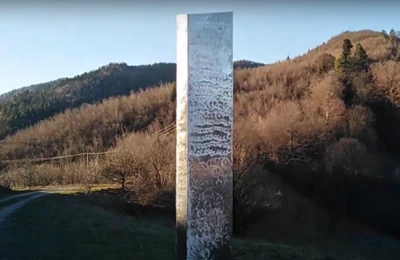 VIDEO Misterul monolitului metalic ajunge în România. Un obiect asemănător celui dispărut recent din Utah a fost descoperit în Piatra Neamţ