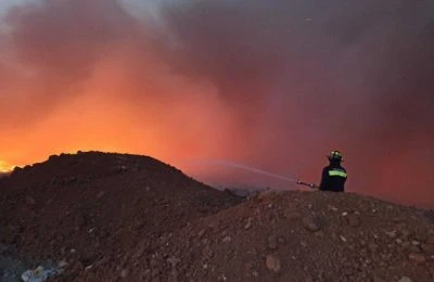 FOTO Incendiu puternic, la groapa de gunoi din Arad. Pericol de extindere a flăcărilor / Mesaj RO-ALERT