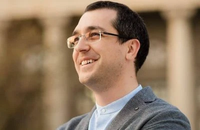 Vlad Voiculescu, vicepreşedinte USR: „Să nu spun acum că Florin Cîţu a lăsat zeci de mii de oameni să moară? (…) Îmi pun şi eu aceeaşi întrebare: ce lasă preşedintele Iohannis în urmă?”